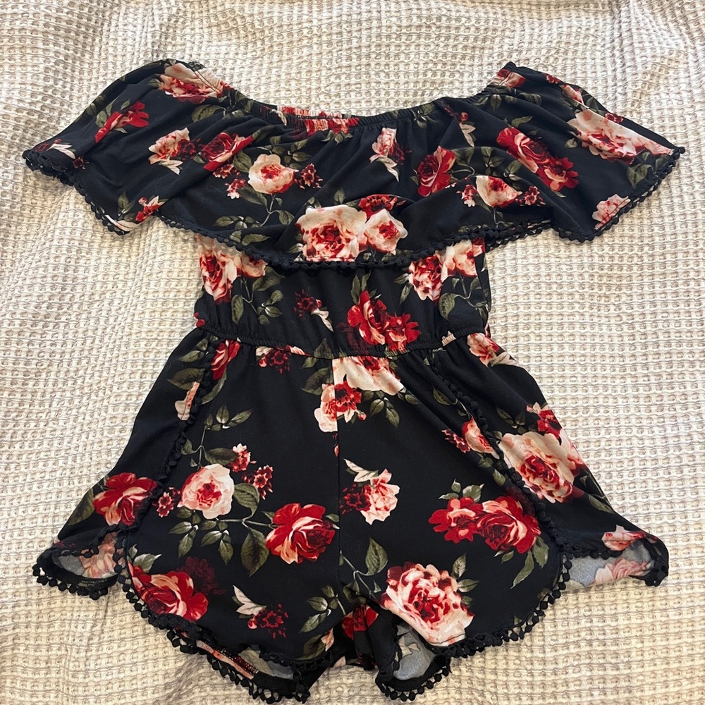 Rue21 XS Floral Black Romper short sleeve elastic stretchy white & red flowers